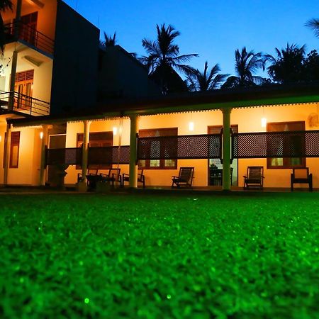 Vishmee Holiday Inn Embilipitiya Bagian luar foto