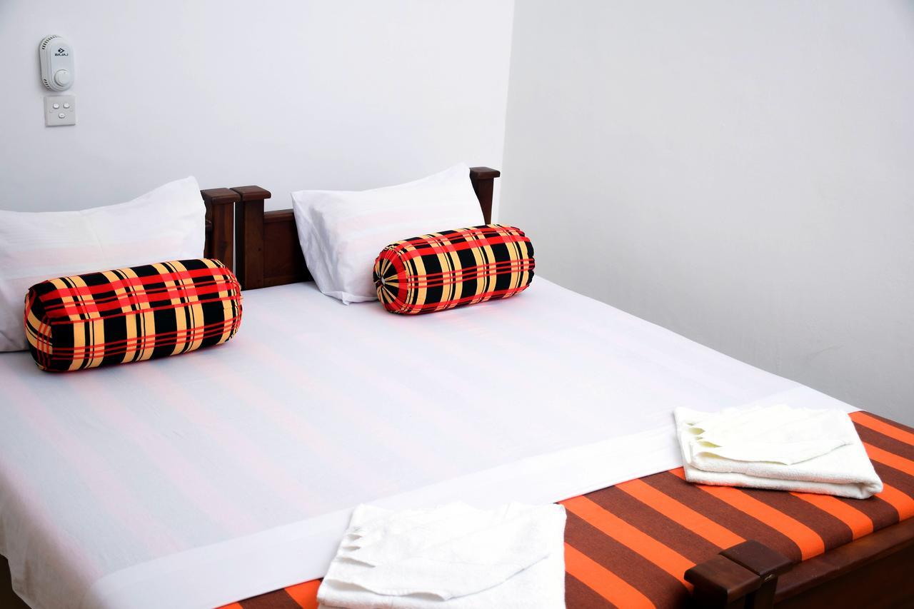 Vishmee Holiday Inn Embilipitiya Bagian luar foto