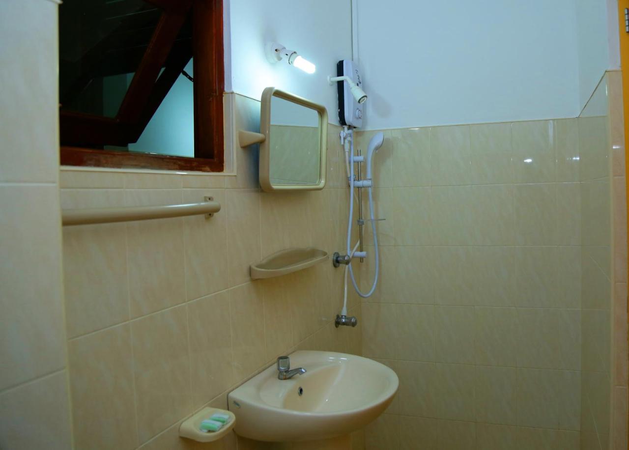 Vishmee Holiday Inn Embilipitiya Bagian luar foto