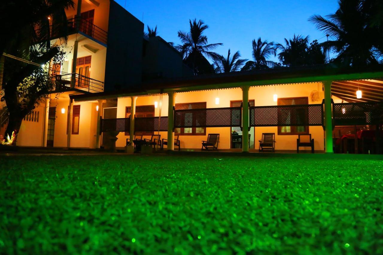 Vishmee Holiday Inn Embilipitiya Bagian luar foto