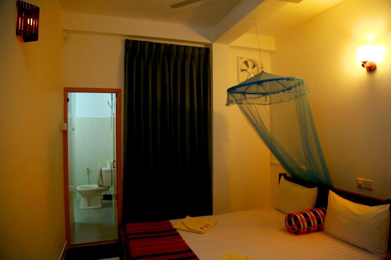 Vishmee Holiday Inn Embilipitiya Bagian luar foto