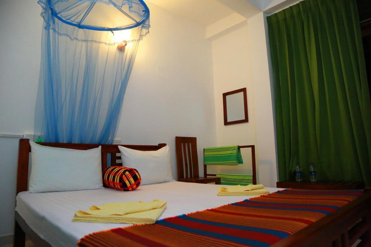 Vishmee Holiday Inn Embilipitiya Bagian luar foto