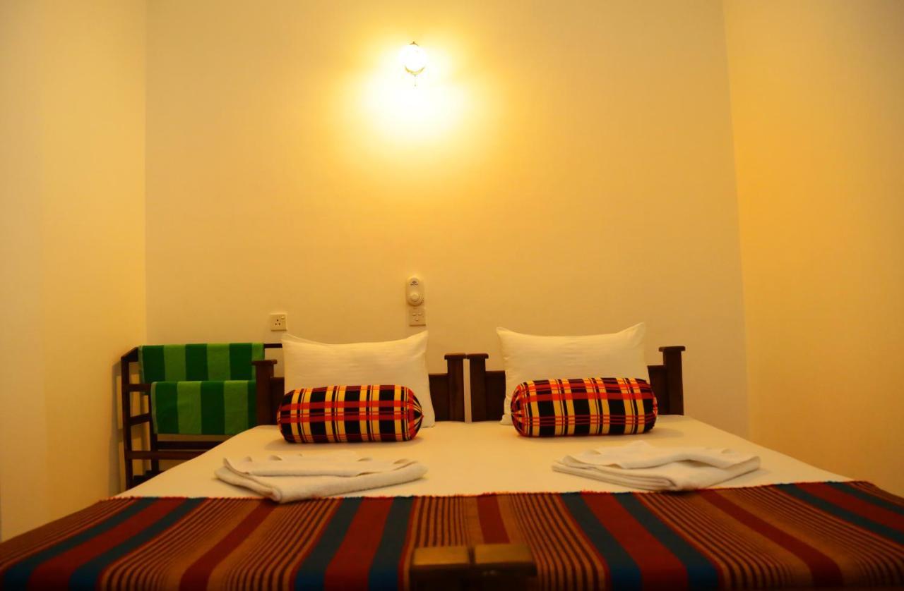 Vishmee Holiday Inn Embilipitiya Bagian luar foto