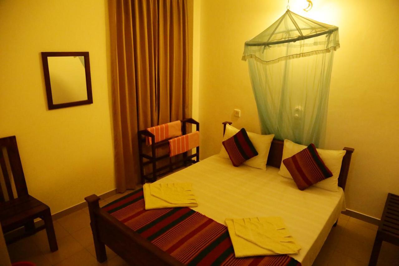 Vishmee Holiday Inn Embilipitiya Bagian luar foto