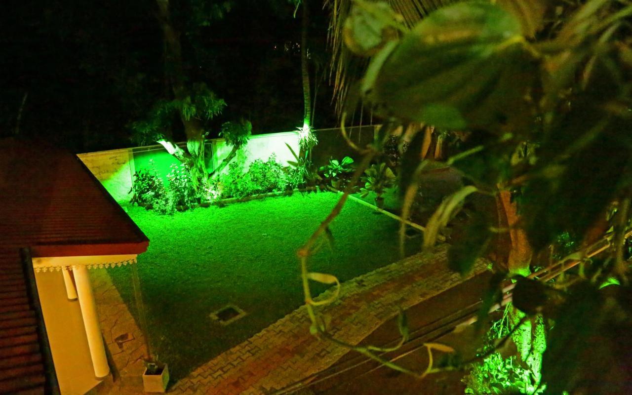 Vishmee Holiday Inn Embilipitiya Bagian luar foto