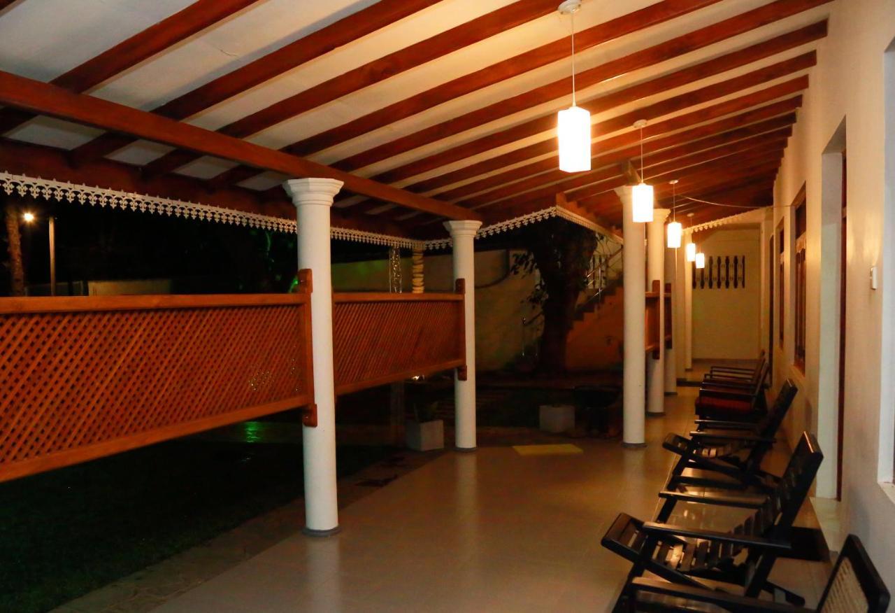 Vishmee Holiday Inn Embilipitiya Bagian luar foto