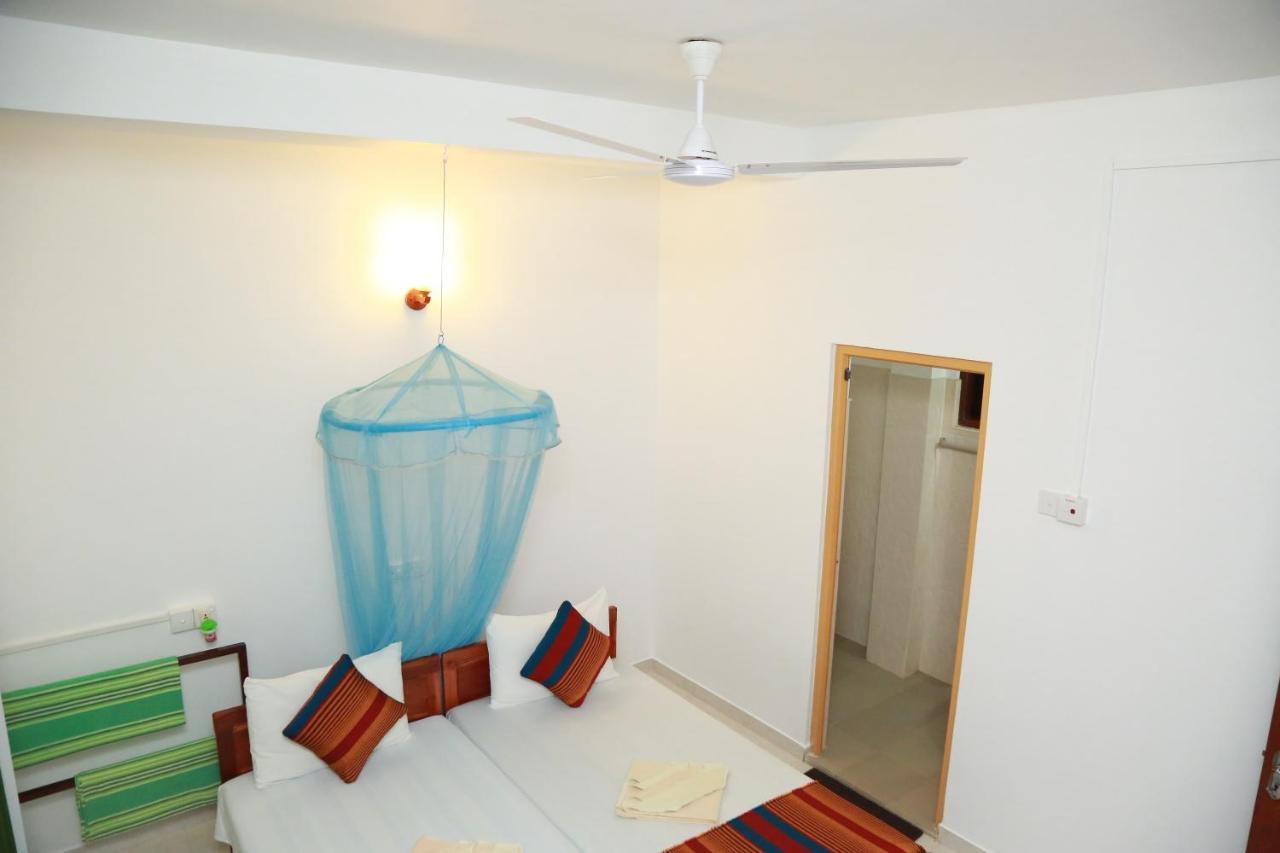 Vishmee Holiday Inn Embilipitiya Bagian luar foto